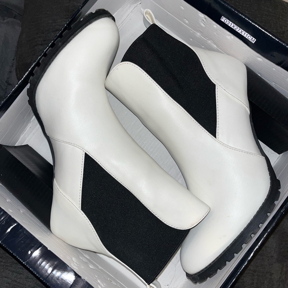 Size 6 woman’s heel boots